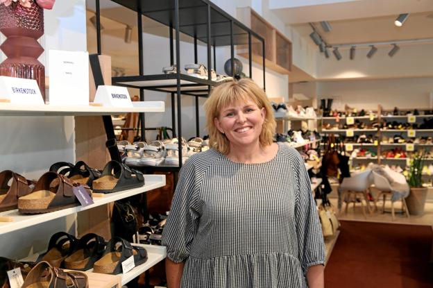 Tina Dannow i Skoringen har solgt rigtig mange Birkenstock-sandaler denne sommer. Foto: Hans Sejlund