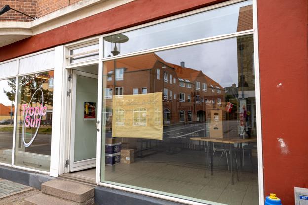 Det er i butiksvinduet her i Søndergade, at man for fremtiden kan se den kommende tids åbningstider. Foto: Kim Dahl Hansen <i>Foto: Kim Dahl Hansen</i>