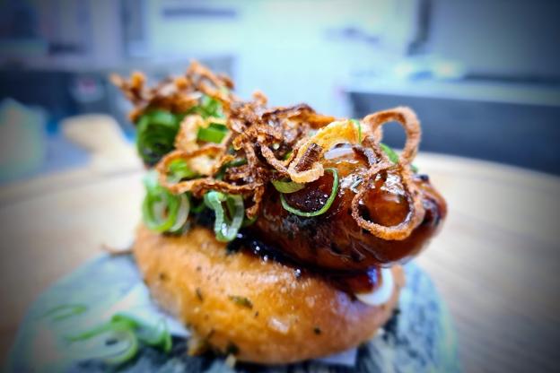 Faunas lille vinder-hotdog med smagfuld pølse, mættende brioche-brød og sødmefuld glace. Foto: Jakob Kanne Bjerregaard