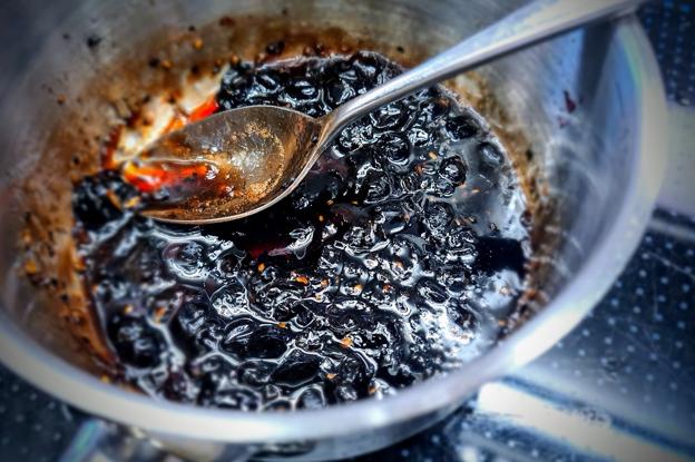Sur-sød solbærbarbecucesauce danner hotdoggens sure og søde element med lidt røg. Foto: Jakob Kanne Bjerregaard