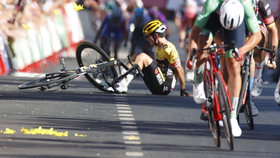 Der blev vendt op og ned på Vueltaen på et splitsekund, da Primoz Roglic tirsdag styrtede og efterfølgende udgik af etapeløbet. <i>Foto: Javier Lizon/Ritzau Scanpix</i>