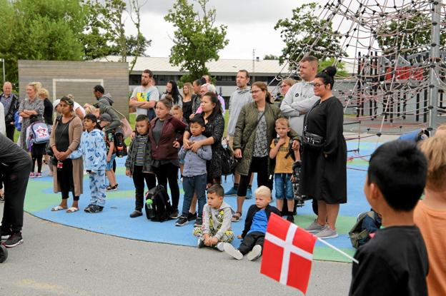 Håbefulde elever og deres forældre bliver modtaget på legepladsen. Foto: Hans Sejlund