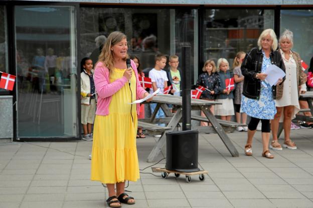 Afdelingsleder Gitte Kiilerich byder velkommen til 35 nye skoleelever og deres forældre. Foto: Hans Sejlund