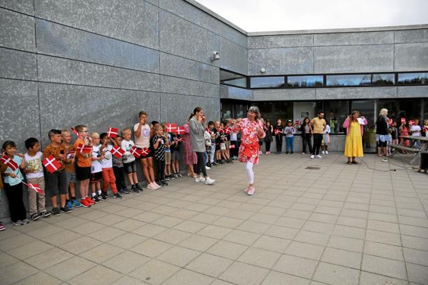 Alle de erfarne elever fra 1. til 3. klasse modtog deres nye kammerater med flag og sang. Foto: Hans Sejlund