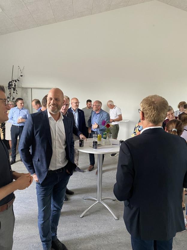 Henrik Degn takkede gavmilde fonde, skoleleder Peter Hansen inviterede Vebbestrupborgerne til at benytte bygningerne, og hele to borgmestre, Mogens Jespersen fra Mariagerfjord og Jesper Greth fra Rebild, var med til at fejre de nye bygninger. Samt naturligvis forældre og håndværkere. Privatfoto