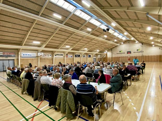 150 beboere fra Halvrimmen, Arentsminde og Øland var tirsdag aften mødt op til borgermøde i ØAH Hallen. Foto: Bitten Holmsgaard