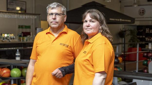 Hanne og Bruno Jellesen lukker Øster Hurup Bowlingcenter efter tre turbulente år. Foto: Martél Andersen