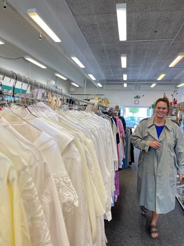 Karina Skovmand og Line Petersen er klar til at klæde aalborgenserne bæredygtigt på, når de sælger ud af over 3000 kilo vintage tøj, som de har importeret fra Sydeuropa. Foto: Kilo Vintage Shop