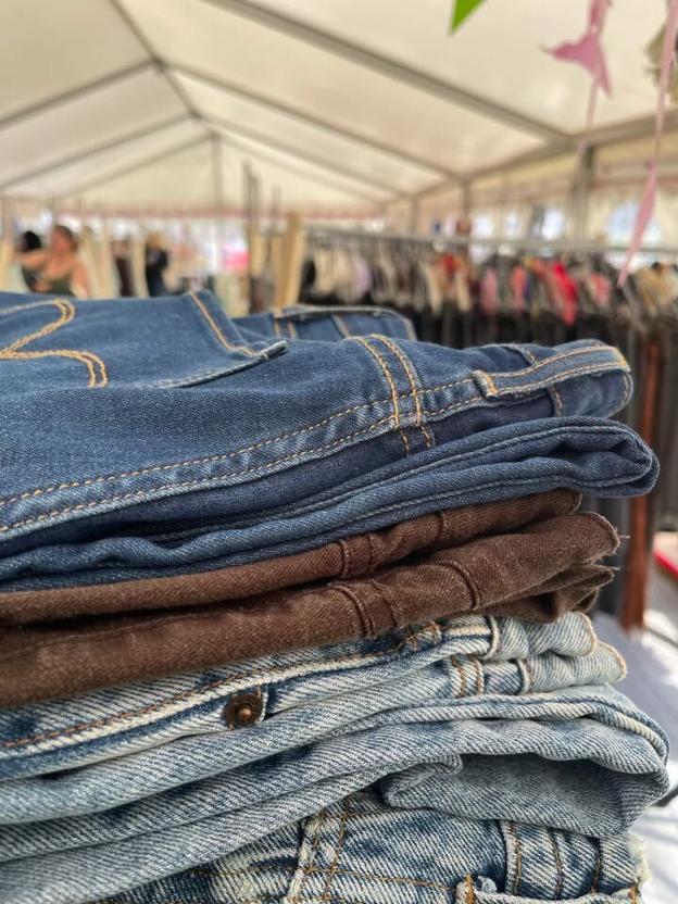 Du kan finde alt fra Levi's jeans, US sweatshirts, læderbukser, fine franske vintagekjoler og meget andet i teltet foran Guld & Rod fra 1.-7. september. Foto: Kilo Vintage Shop
