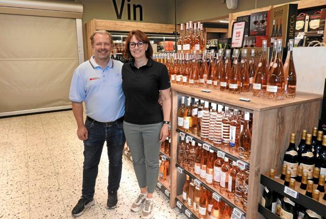 John og Pernille Ejstrup Larsen står ved vel nok én af de største vinafdelinger i Spar-kæden. Foto: Jens Brændgaard