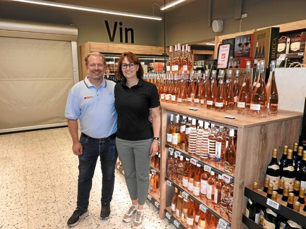 John og Pernille Ejstrup Larsen står ved vel nok én af de største vinafdelinger i Spar-kæden. Foto: Jens Brændgaard