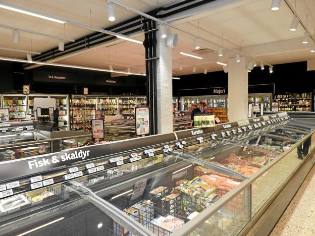 Der er kommet en kæmpe stor ferskvareafdeling, som dækker en stor del af butikken med friske ferskvarer. Det var én af de store investeringer, siger købmanden. Foto: Jens Brændgaard