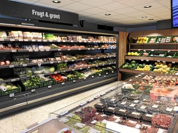 Frugt og grønt-afdelingen er lige ved indgangen. - Og her skal der være frisk frugt og Grønt, hele tiden siger John Ejstrup Larsen. Foto: Jens Brændgaard