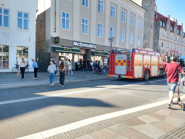 En brandbil og en håndfuld brandfolk fra Nordjyllands Beredskab tjekkede for en sikkerheds skyld alarmen hos Mcdonald's i Østerågade i hjertet af Aalborg. Foto: Simon Steensgaard