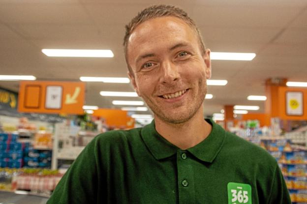 Butikschef Niclas Petersen glæder sig over omsætningsfremgang, efter at Fakta i Pandrup er blevet til Coop 365 Discount. Foto: Jesper Hansen