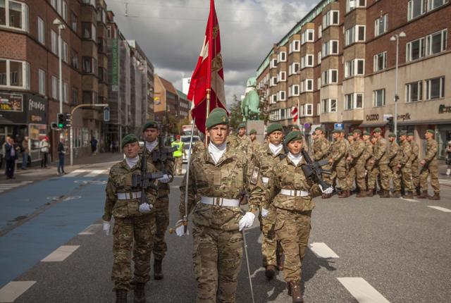 Du kan se masser af flag og uniformer i Aalborg i dag. PR-foto