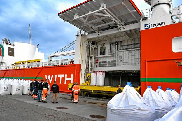 Mandag blev der losset og lastet fiskemels i Hanstholm. Den nye godsrute afgår hver 14. dag. Men Hanstholm Havn håber på flere afgange og flere slags gods til Norge. Foto: Ole Iversen