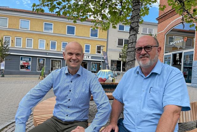 Der er grund til smil hos Hadsund Handel - fra venstre Ole Spanggaard og Jan Vestergaard. Foto: Jesper Bøss