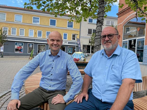 Der er grund til smil hos Hadsund Handel - fra venstre Ole Spanggaard og Jan Vestergaard. Foto: Jesper Bøss