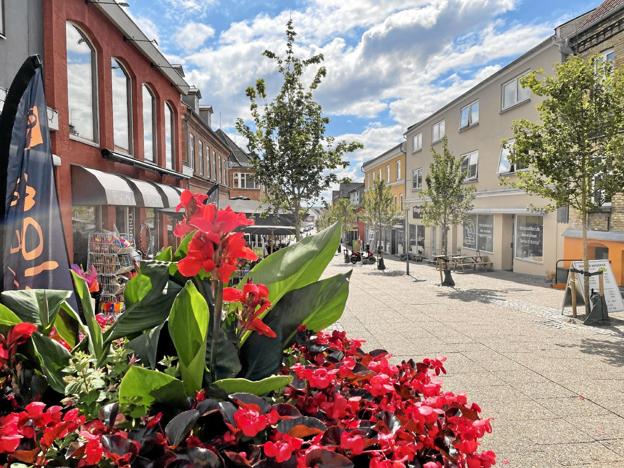 Udover en masse aktiviteter i løbet af året, gøres der også ud af at holde midtbyen og gågaden indbydende med blomster og træer. Foto: Jesper Bøss