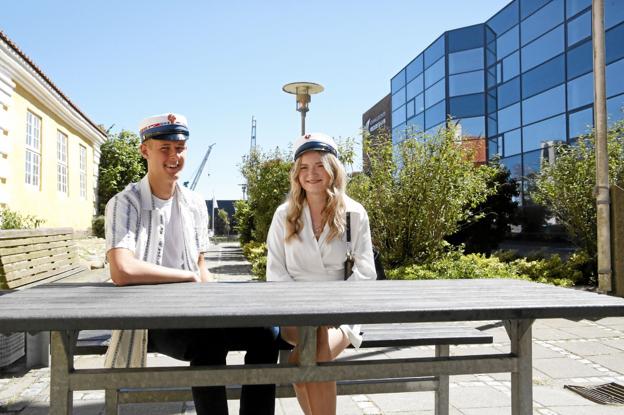 Emil Kajgaard og Klara Farum Kjærgaard fik huen på i juni og er nu i gang med praktik i henholdsvis Luxembourg og Tyskland. Foto: Hans Sejlund
