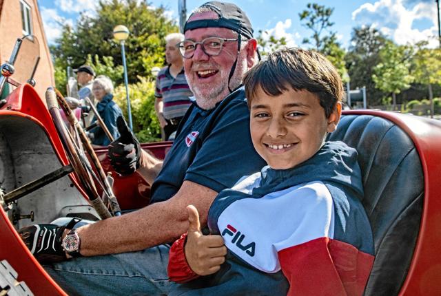 8-årige Erik fra Gjøl fik sit livs oplevelse, da han kørte ræs på Fjerritslev-kanten i en gammel Bugatti-racer. Foto: Jesper Hansen