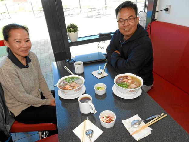 Familien Hann bor i Norge, og er fra Vienam. - Vi kommer tit herind, når vi er i Danmark. Her kan vi få den ægte vietnamesiske suppe. Foto: Jens Brændgaard