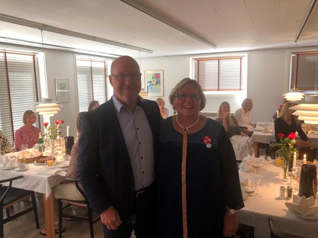 50 års jubilar og medaljemodtager Dorte Bastrup ses sammen med direktør i spar Nord Frank Kristensen, der foretog overrækkelsen. Privatfoto