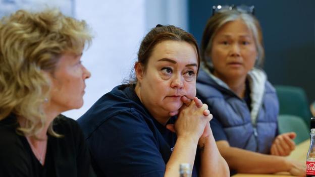 Utilfredsheden med arbejdsforholdene i Rengoering.com nåede tirsdag nye højder, da otte medarbejdere nedlagde arbejdet - blandt andre Ann Christensen, Lone Nielsen og Sasima Sieker. Foto: Kim Dahl Hansen