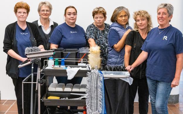 Rengøringsvognene fik tirsdag lov at blive stående, da flere medarbejdere valgte at nedlægge arbejdet. Fra venstre Ane Marie Mikkelsen, Karen Larsen, Lone Nielsen, Helle Madsen, Sasmima Sieker, Ann Christensen og Dorthe Poulsen. Foto: Kim Dahl Hansen