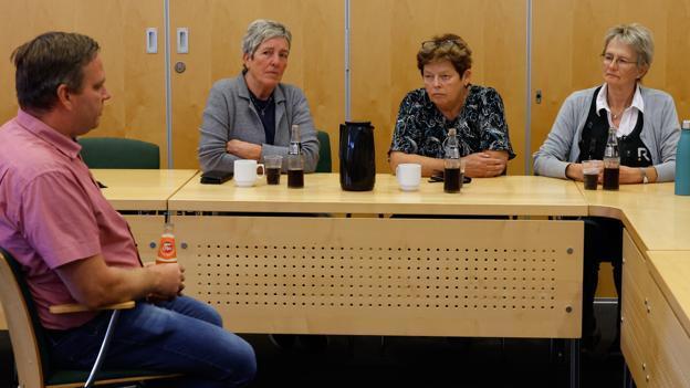 Rengøringsmedarbejderne havde taget plads i byrådssalen - her er det Dorthe Poulsen, Helle Madsen og Karen Larsen i samtale med René Olsson fra 3F Midtvendsyssel. Foto: Kim Dahl Hansen