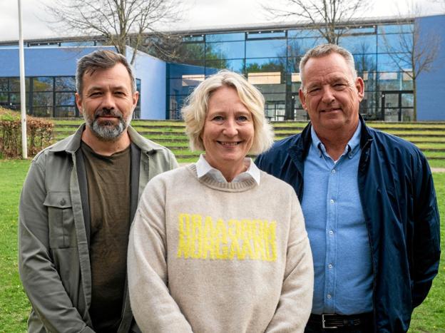 Formand for Hjallerup Musikforening, Charlotte Hove, i midten mellem formand for Hjallerup Borgerforening, Anders Lyckegaard og Jonny Nielsen. Foto: Bo Christensen, pressefotos.dk