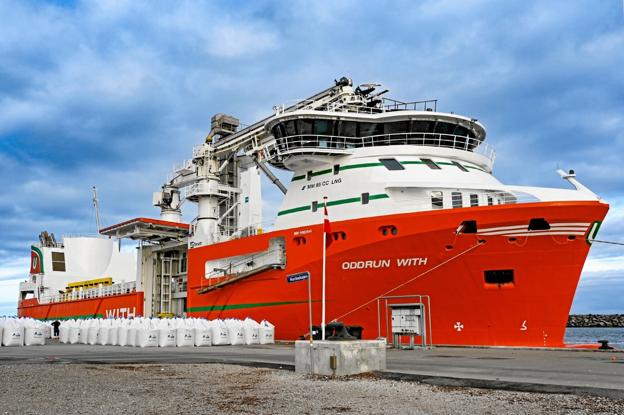 Oddrun With på sin første tur fra Hanstholm mandag. Det spritnye fragt og specialskib skal fremover anløbe Hanstholm hver anden uge for at hente 1200 tons foder til opdrætsanlæg i Norge. Foto: Ole Iversen