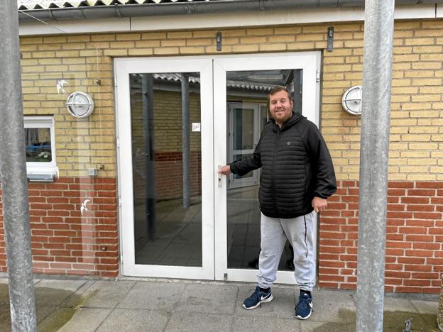 Stig Bjerg Blom er allerede nu hel klar til at åbne dørene til festlokalerne på Kronen i Sæby. Foto: Lisa Farum Kristiansen