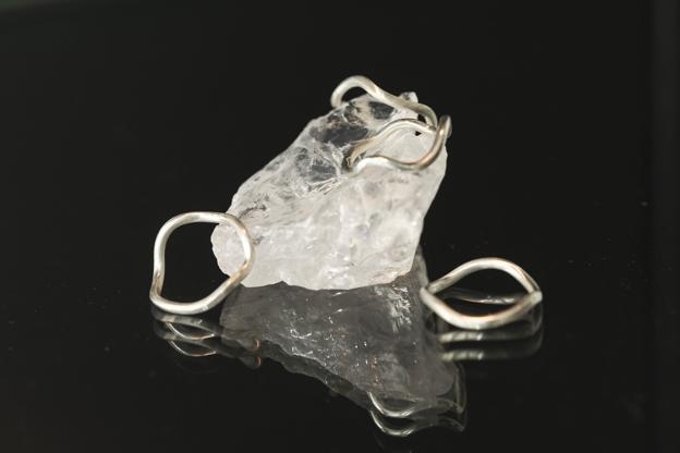 Kristoffer Abel Nilsen laver smykker i alle prisklasser - de enkle bølgede sølvringe kan fås for 800 kroner. Foto: Claus Søndberg <i>Foto: Claus Søndberg</i>