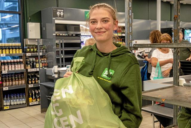 Butiksassistent Mia Thomsen stod parat med en stor pose velkomstgaver til de første 50 kunder. Foto: Jesper Hansen