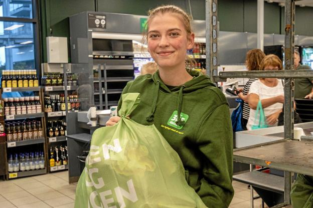 Butiksassistent Mia Thomsen stod parat med en stor pose velkomstgaver til de første 50 kunder. Foto: Jesper Hansen