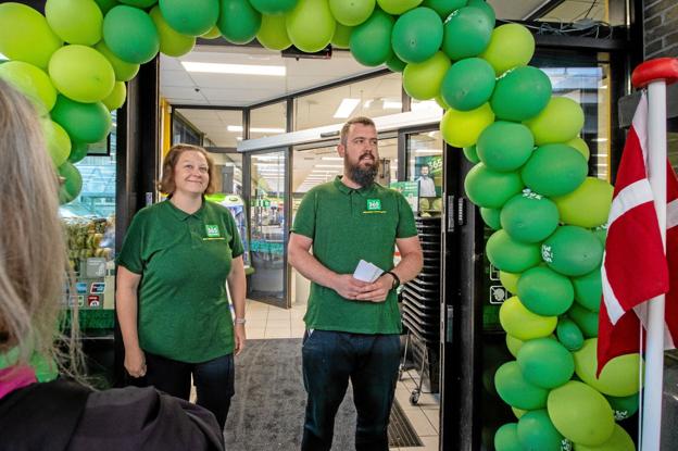 Souschef Heidi Nielsen og butikschef Daniel Salvesen bød kunderne velkommen til Aabybros nye Coop 365 Discount på slaget 7.00. Foto: Jesper Hansen