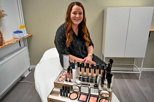 Hun er både udlært frisør og kosmetolog. Derfor tilbyder hun kosmetiske behandler fra fod til ansigt. Og hun har stor erfaring i at lægge make-up, blandt andet for brude på bryllupsdagen. Foto: Ole Iversen