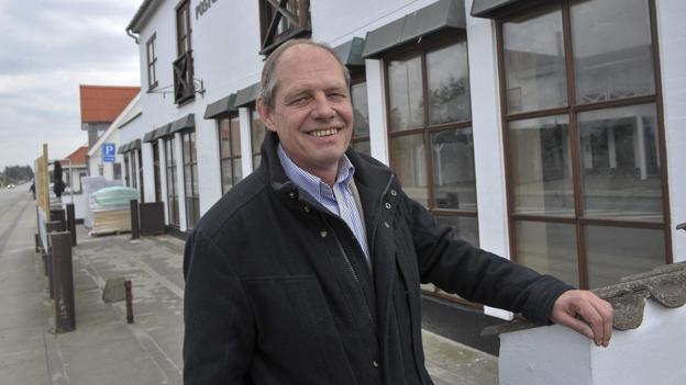 John Andersen er indehaver af en lang række ejendomme i Blokhus. På billedet står storinvestoren foran Aalborgvej 8 i Blokhus, der i øjeblikket er udlejet til restauranten Highway 66. <i>Arkivfoto: Michael Bygballe</i>