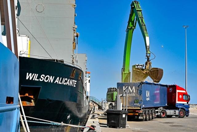 De 1200 tons mel skulle grabben op fra det motorhavarerede Wilson Alicante og lastbilen skulle så fragte det 200 meter til Wilson Rotterdam, der ses ligge lige foran den mørkeblå bulk-carrier. Foto: Ole Iversen