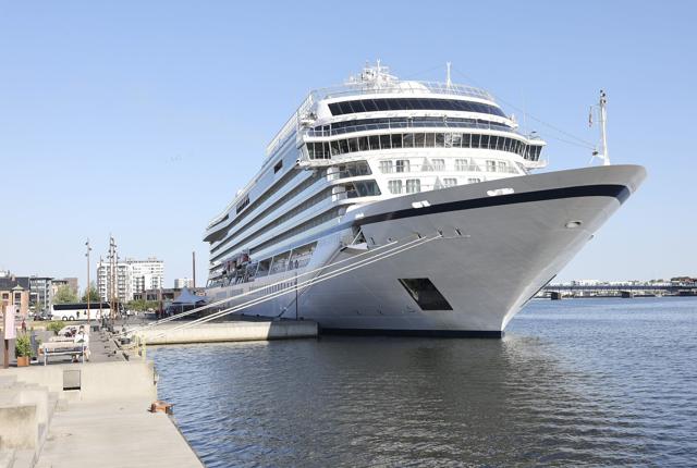 Viking Cruises står for over halvdelen af de krydstogtskibe, der anløber Aalborg i år. Her er det Viking Jupiter, der lagde til for nylig, og er lige så stort som Viking Mars. Arkivfoto: Bente Poder