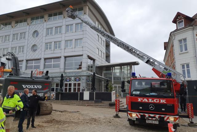 Nordjyllands Beredskab og Falck var i Hjørring for at tjekke sikkerheden, i fald der skulle opstå brand i bygningen på Sct. Olai Plads 1. Foto: Simon Jensen
