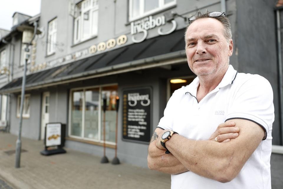 Butikkerne lukker omkring ham, men bager-Tommy opruster
