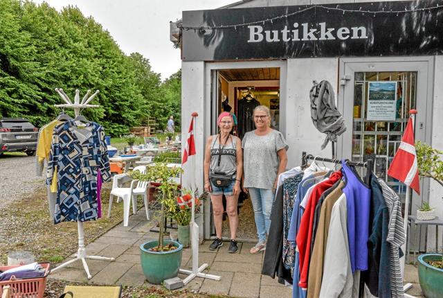 Genbrugsbutikken i Aggersund kunne fejre fem års fødselsdag 4. august. Her ses Thrine Jacobsen (tv), som står for butikken, og Helle Hamborg som hjælper til. Foto: Mogens Lynge