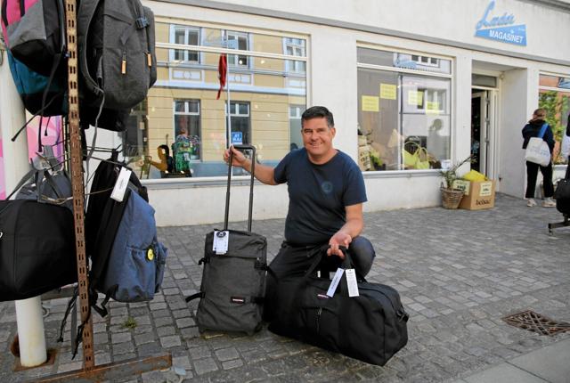 Lars Hansen, Lædermagasinet, sælger mange rejsetasker til amerikanske cup-deltagere, så de kan få alle deres indkøb med hjem. Foto: Hans Sejlund