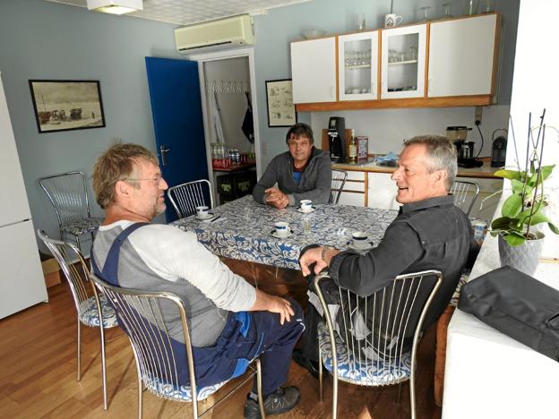 Her er det fiskerne Kim Skovsmose, Jan Nielsen og Ib Dalsgaard, der var tilstede på Fiskerikontoret i Hirtshals 1. august. Foto: Jens Brændgaard
