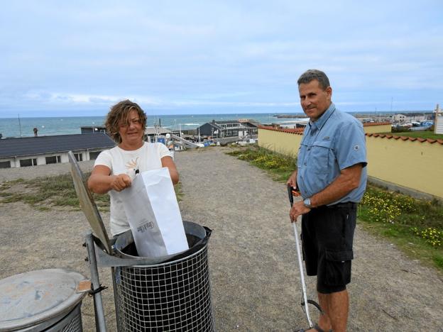 Her er Annette og Frits i gang med at samle cigaretskodder og flasker op på Solnedgangspladsen. Foto: Jens Brændgaard