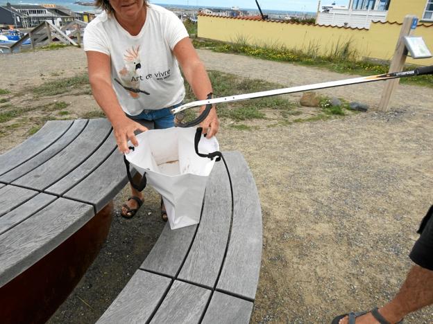 Her er Annette og Frits i gang med at samle cigaretskodder og flasker op på Solnedgangspladsen. Foto: Jens Brændgaard