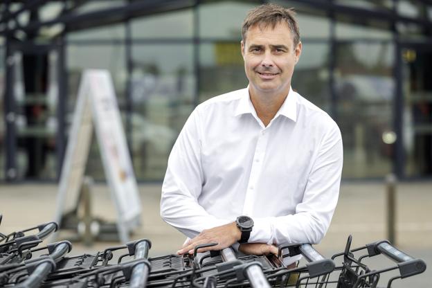 - Der er ingen tvivl om, at Corona har ændret den måde, vi handler på i dag, og at mange butikker har svært ved at sælge lige så meget som før Corona. Heldigvis har Corona også vist, at vi ikke kan undvære at mødes med hinanden. Heller ikke når vi handler, siger Niels Adolfsen. Foto: Henrik Bo <i>Foto: Henrik Bo</i>